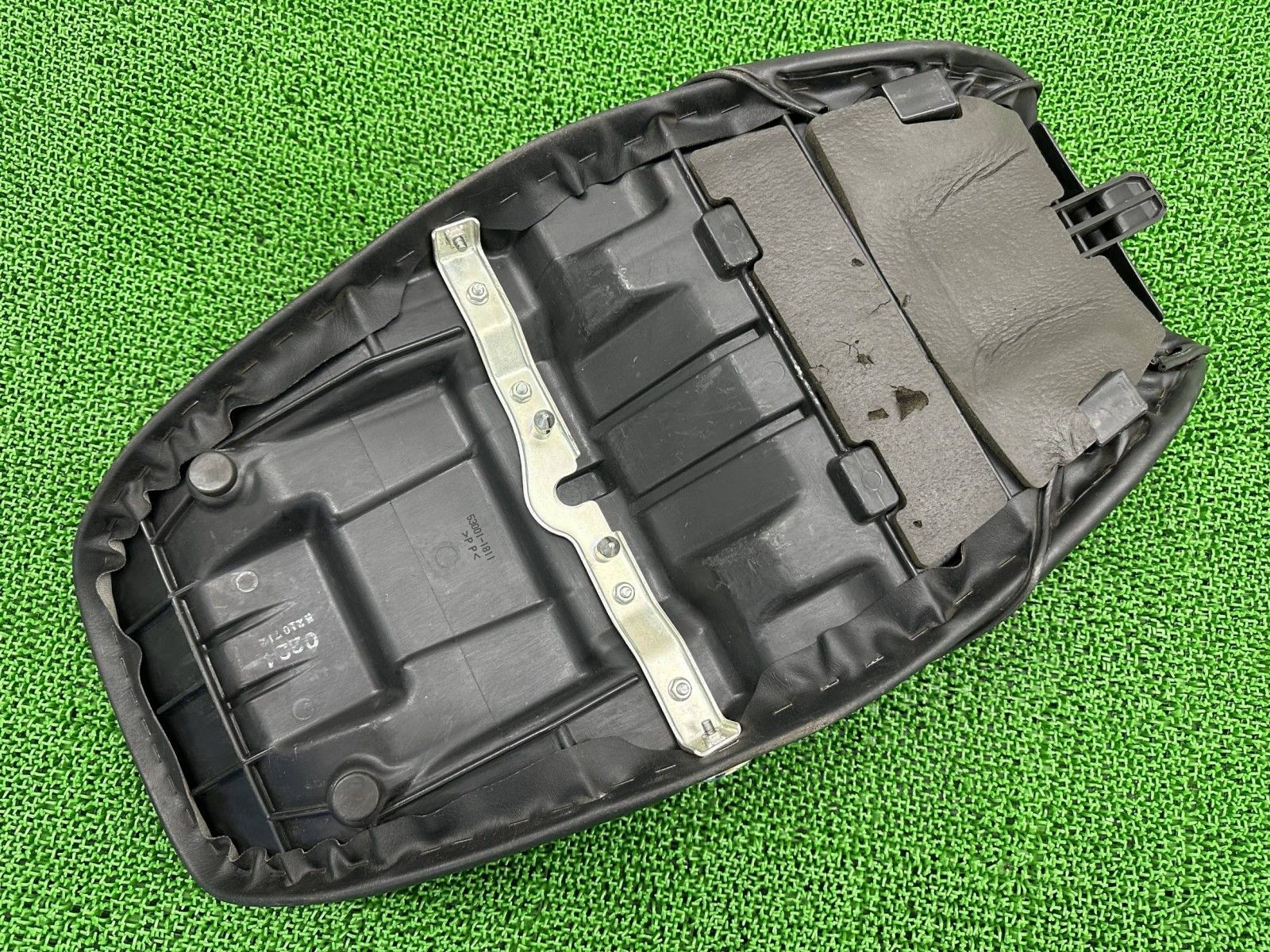 ゼファーカイ シート 53001-1811 カワサキ 純正 バイク 部品 ZR400C シートバンド ステー付 ペイント素材や張替えベースに Vh BRIGHTFACE_UK