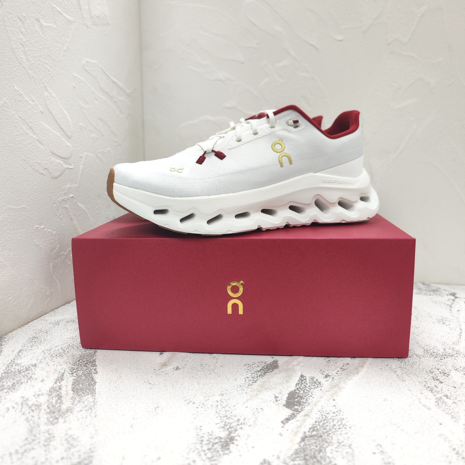 ON Cloudtilt（クラウドティルト）ホワイトレッド スニーカー