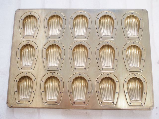 黄金ミニマドレーヌ天板 15P マドレーヌ型 貝型 シェル型 焼き型 焼型 ケーキ型 焼き菓子 洋菓子 ケーキ ケーキ作り お菓子作り 道具 菓子道具 手作り おうち時間 ハロウィン パン作り かわいい おしゃれ カフェ 本格