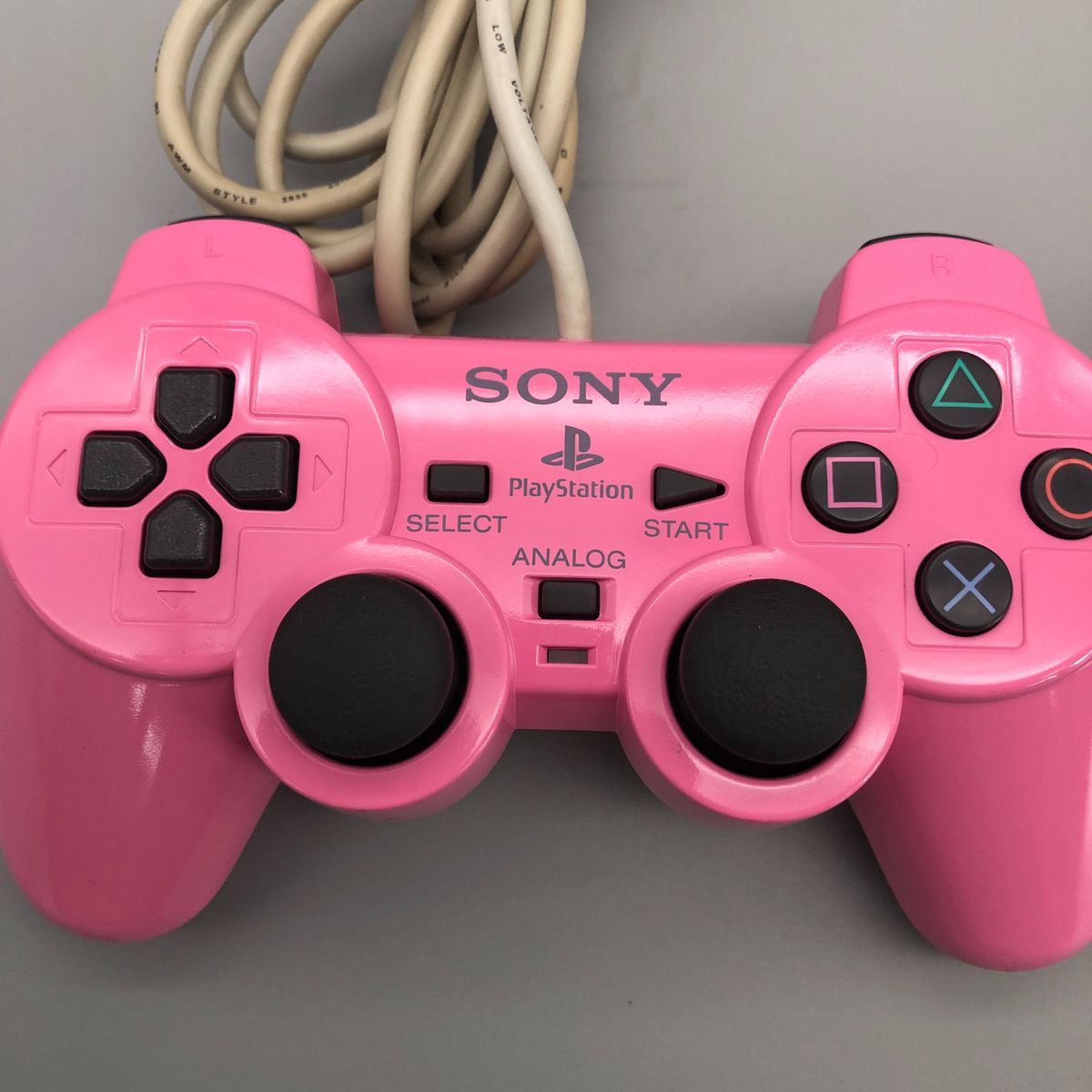 ピンクのPlayStation 2 本体とコントローラー♡♡ ピンクのPlayStation 2 本体とコントローラー