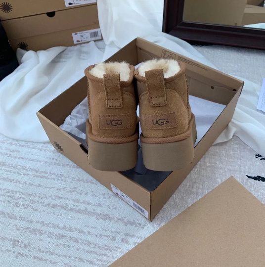 人気極美品 UGG アグ 厚底 ブーツ クラッシックウルトラ ミニ