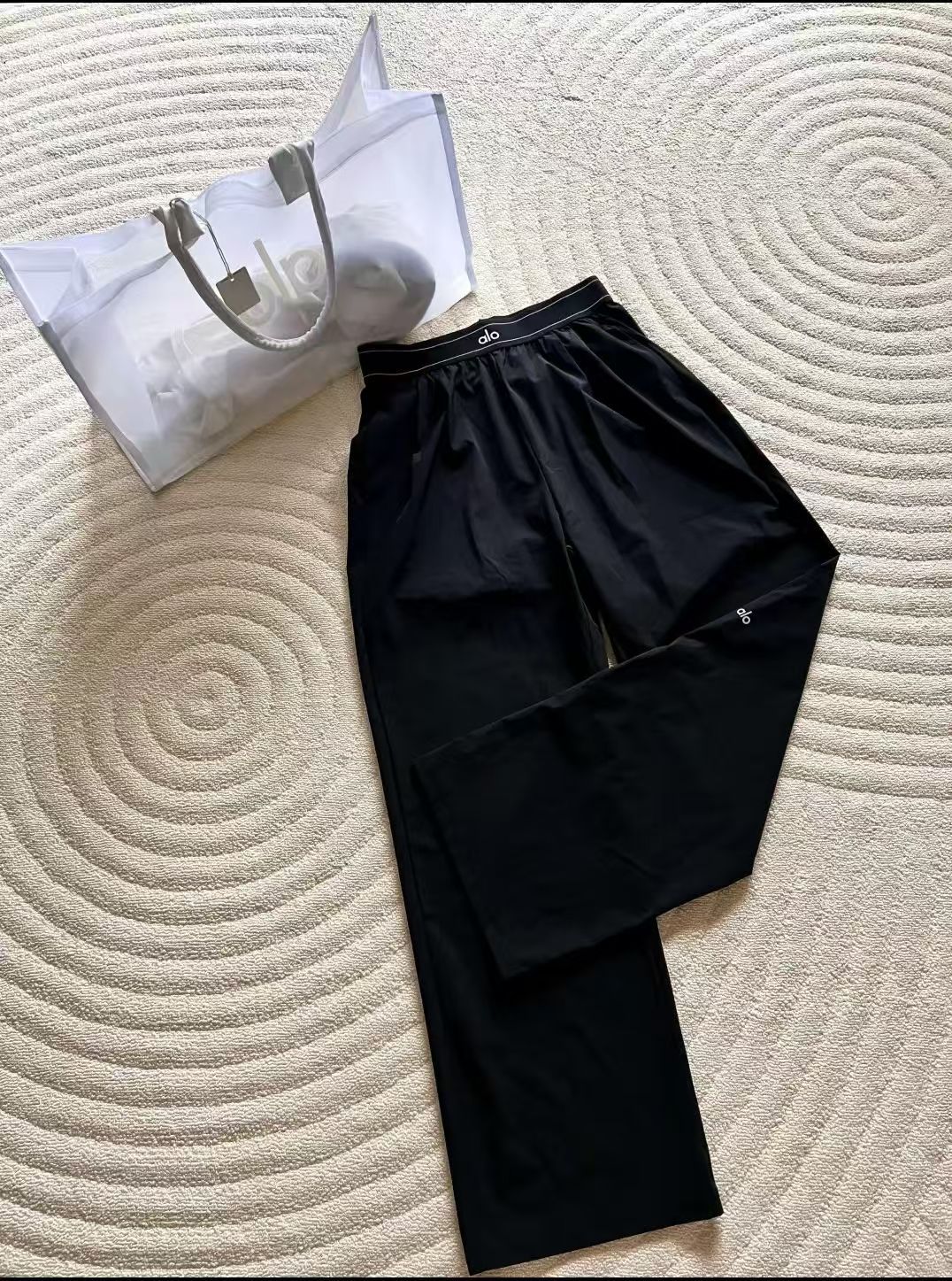 新品 Alo Yoga パンツ ボトム トラウザー アローヨガ ブラック