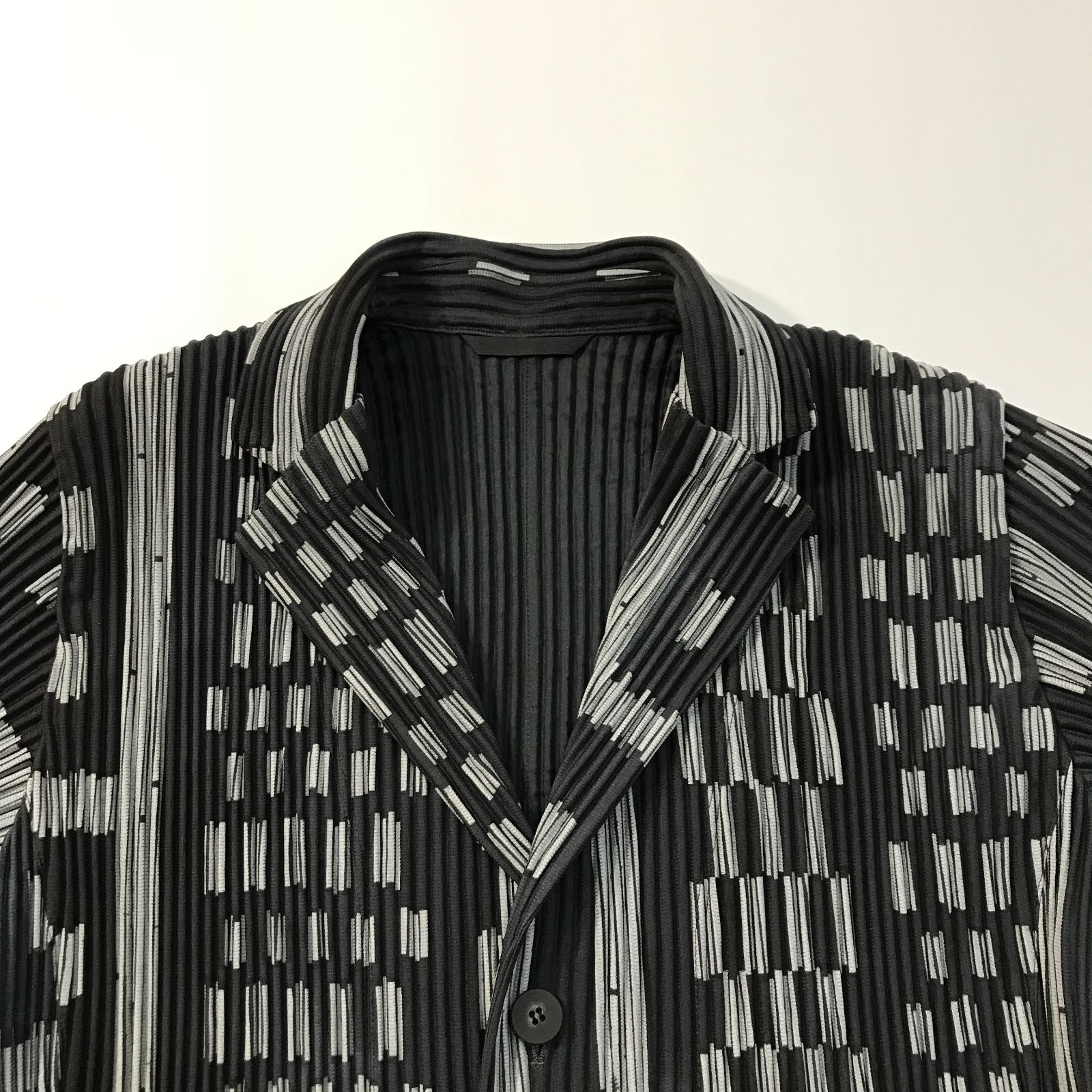 タグ付 未使用品 オムプリッセ イッセイミヤケ HOMME PLISSE ISSY MIYAKE 総柄 BASIC プリーツ ジャケット 1 グレー系  - メルカリ