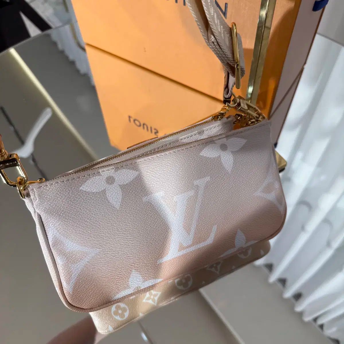 版 Louis Vuitton ルイヴィトン モノグラム ブルーム マルチ ポシェット アクセソワール クロスバッグ DECORATOM_COM_BR