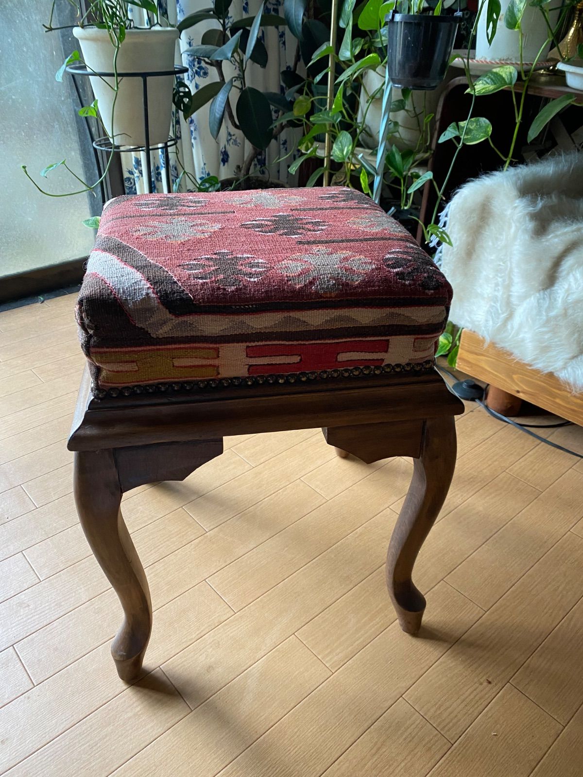 カイセリキリムと無垢の木のお洒落なオットマン