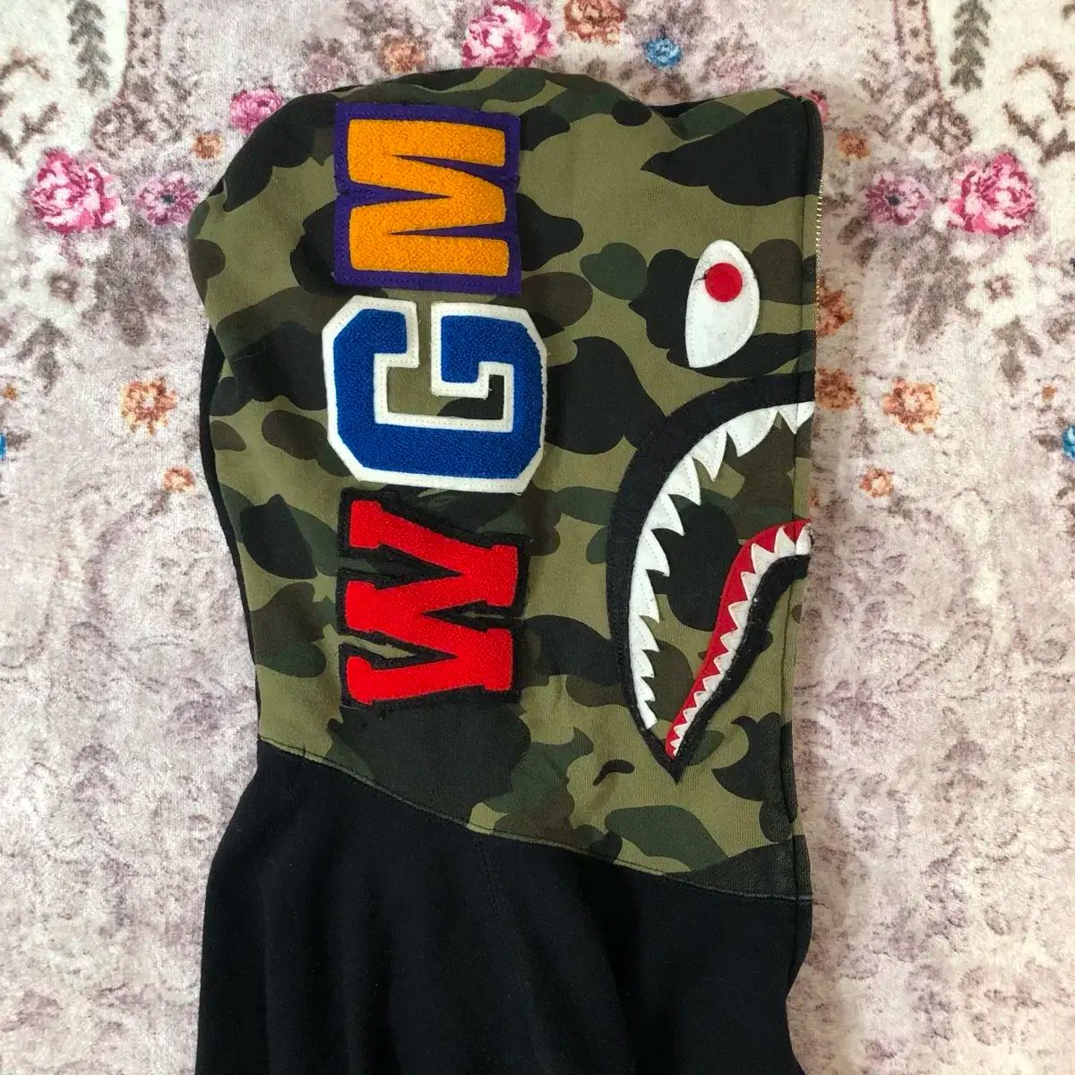 A BATHING APE(アベイシングエイプ) シャーク カモフラ フード付き 
