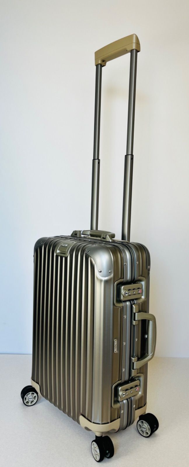 リモワ　トパーズ RIMOWA TOPAS E-Tag 4輪 TSAロック 5-10泊] リモワ トパーズ 82L シルバー 4輪 RIMOWA TOPAS