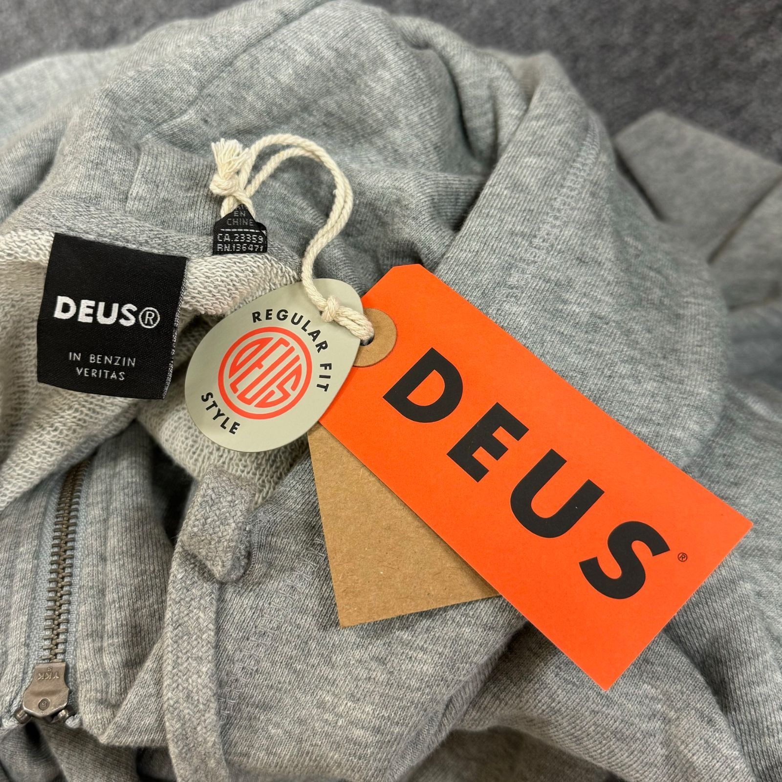 DeusEx Machinaパーカーマフポケット胸元ワンポイントバックプリント modem design モデムデザイン パーカー メンズ FUN DOG PULLOVER