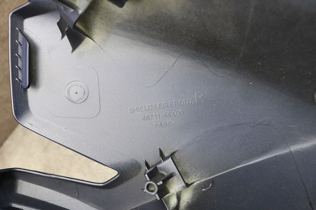 スズキ 純正 新品 バーグマン125 キャブ/Fi 右シールドレッグ スズキ 純正 新品 バーグマン125 キャブ/Fi 右シールドレッグ
