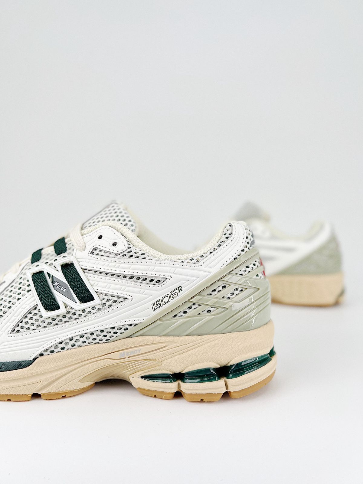 新品 未使用 New Balance 1906R ニューバランス スニーカー レディース／メンズM1906RQ 箱付 - メルカリ