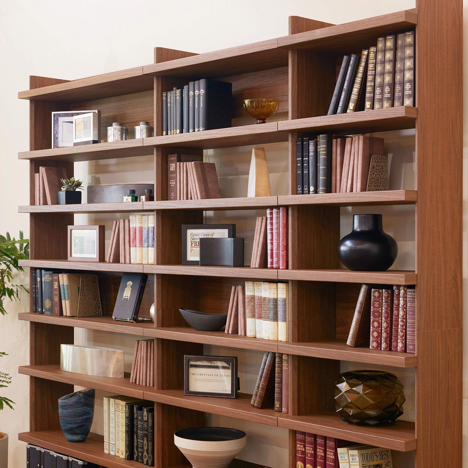 厚い棚板が力強く存在感を放つ高さ2mの オープンラック