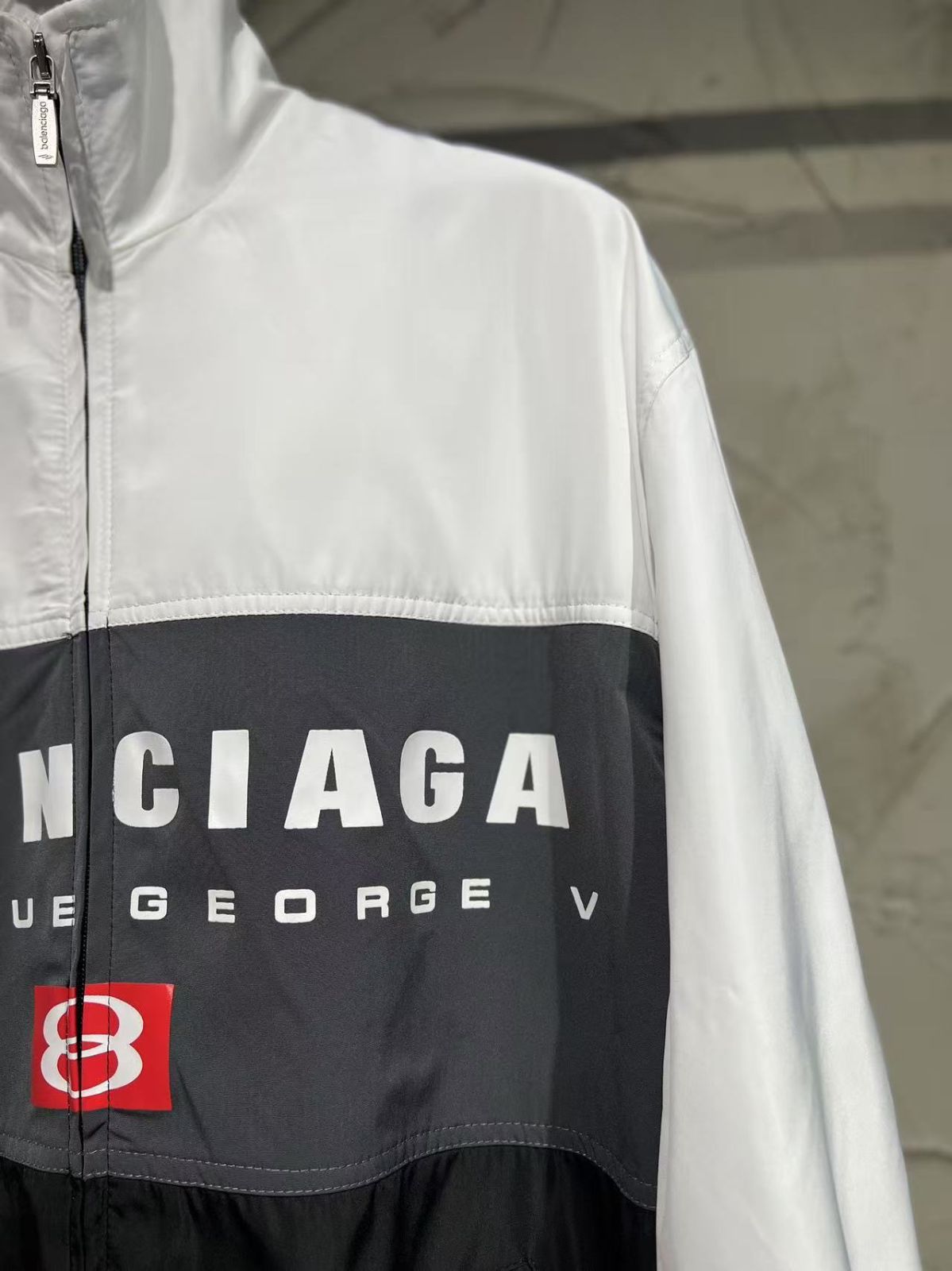 専門店では ナイロンジャケット BALENCIAGA ホワイト/ブラック メルカリ - ジャケット・アウター