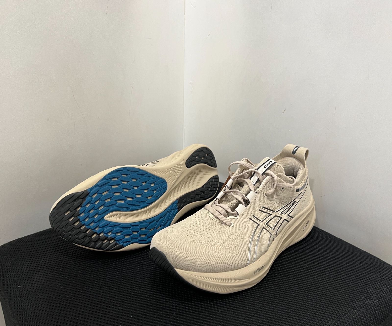 新品 アシックス GEL-NIMBUS 26 ラウンドトゥ 快適な衝撃吸収 耐摩耗性サポート ロートップ ランニングシューズ メンズ フェザーグレー