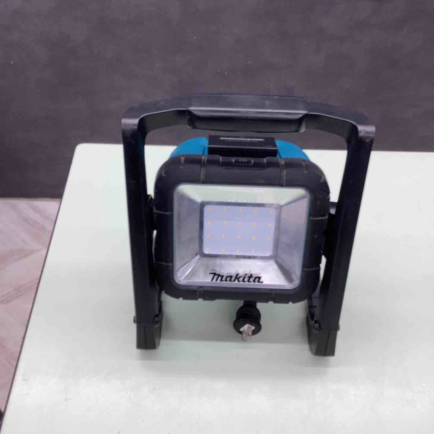 ★マキタ(makita) コードレスLEDスタンドライト ML805【越谷店】 ☆マキタ(makita) コードレスLEDスタンドライト ML805【越谷店