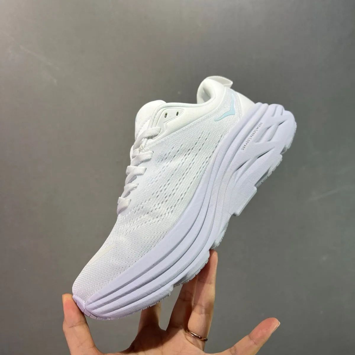 新品】HOKA ONE ONE（ホカオネオネ）BONDI 8 Triple White