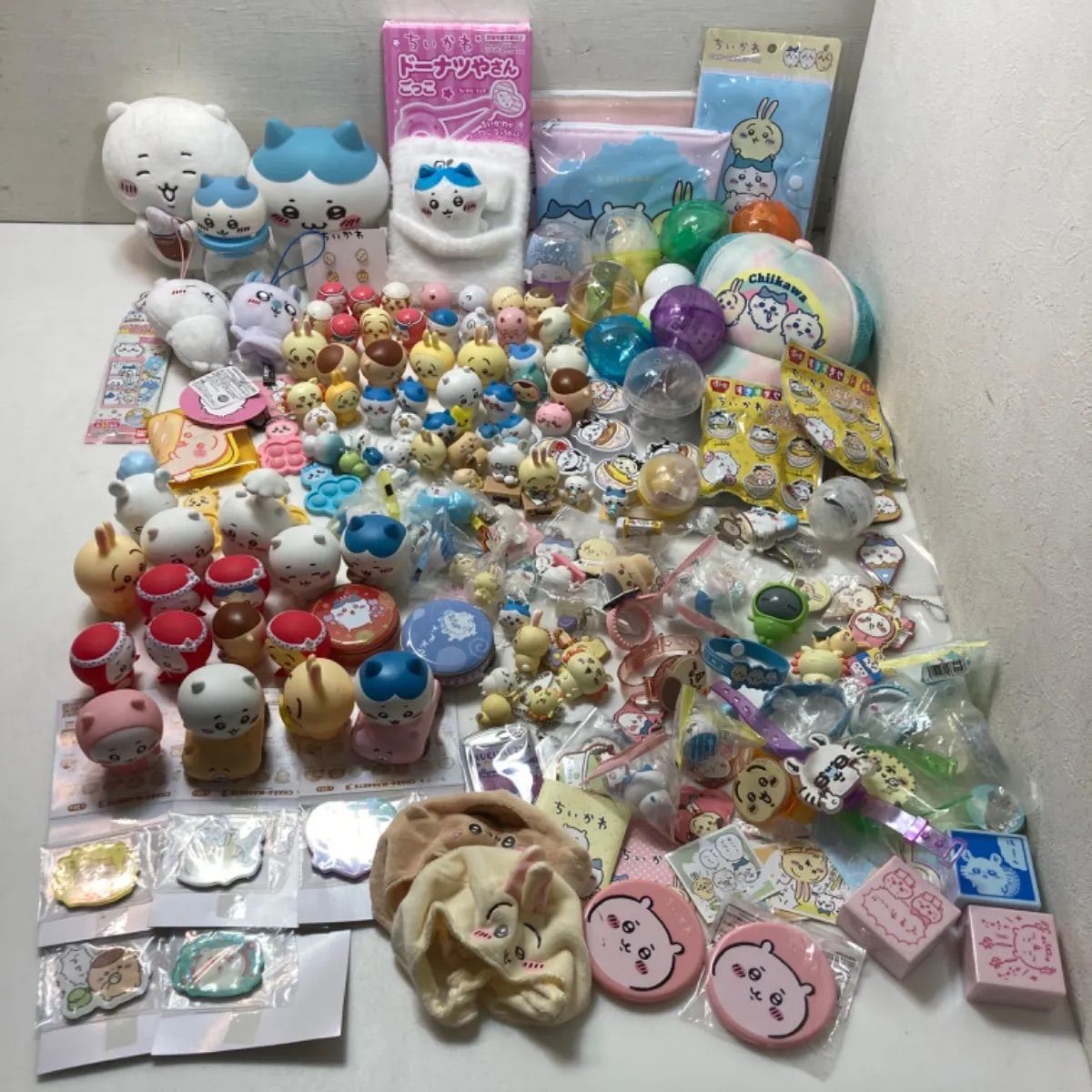 ちいかわ　グッズ　大量　約200点　まとめ売り　フィギュア、ミニマスコット、キャップ、ライト、ぬいぐるみ、ポーチ、起き上がり小法師、フィギュア、マグネット、キーチェーン、ステ