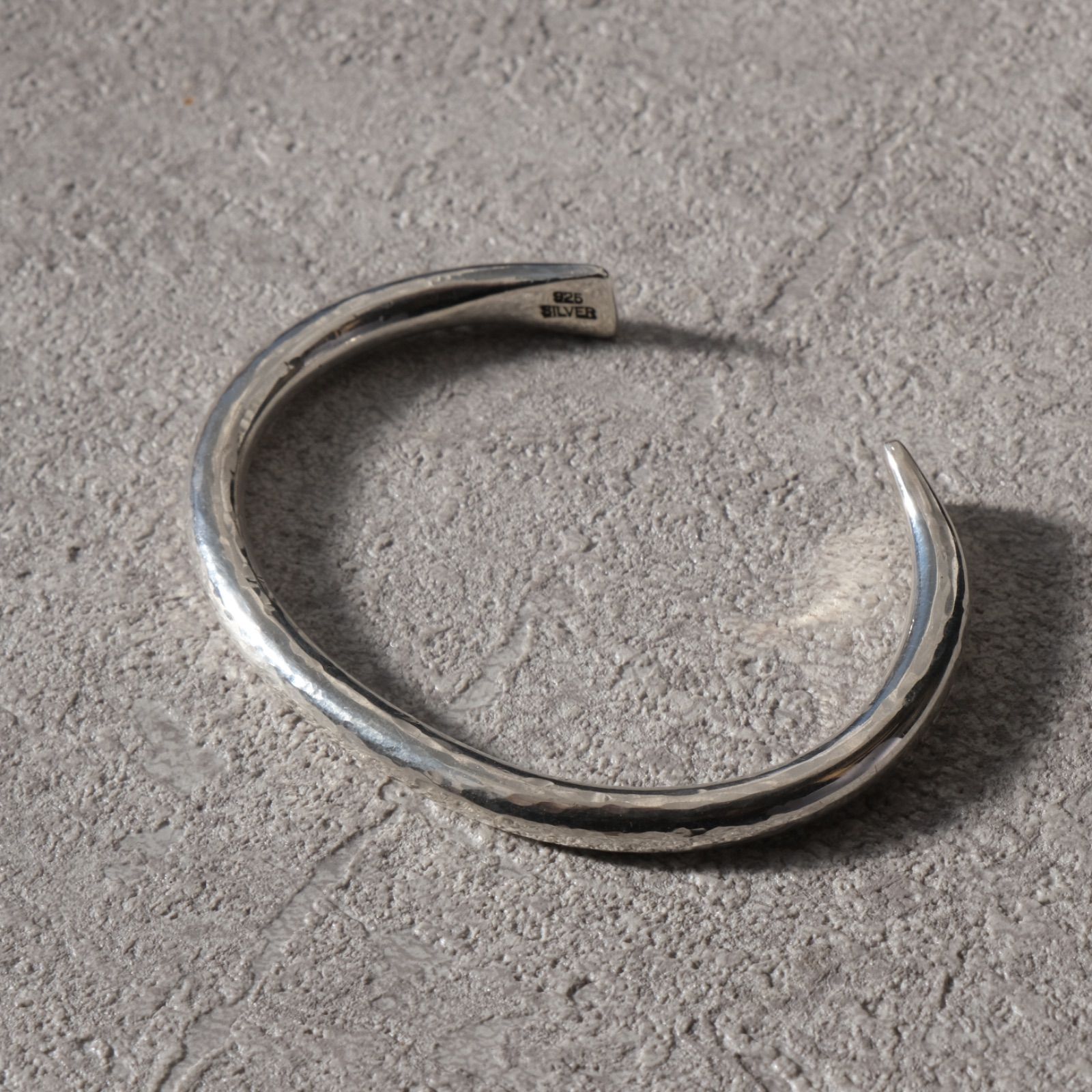 シルバー925製 槌目バングル