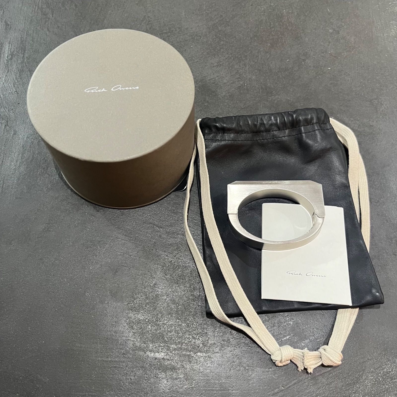 【RICK OWENS】Beveled ロゴ バングル ブレスレット Rick Owens*ロゴ入 シルバーバングルブレスレット Beveled