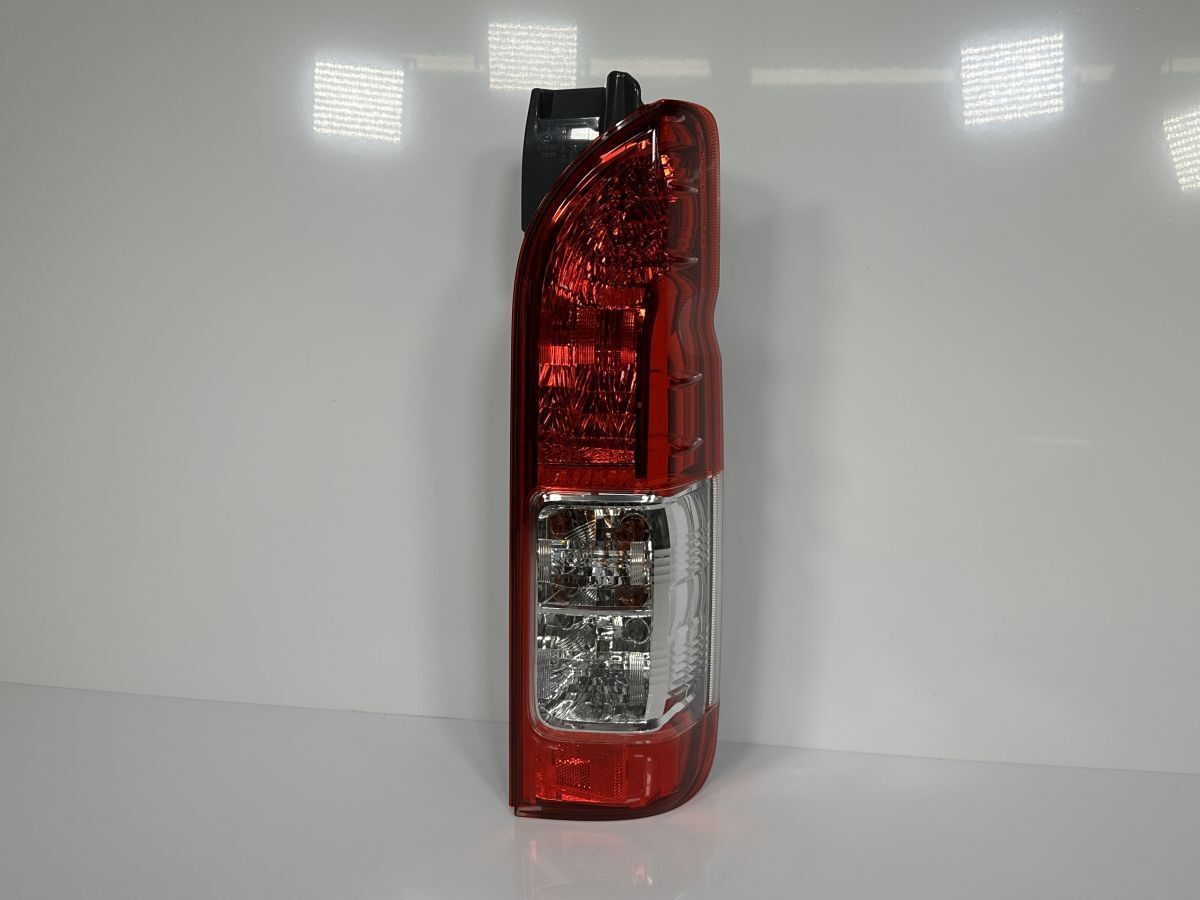 低走行 200系 ハイエース 6型 5型 4型 GDH201V KDH201V TRH200V 後期 純正 右テールランプ Assy 81551-26442 26-140 管理32020