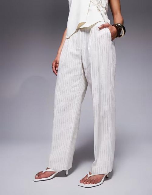 【送料無料】 エイソス レディース カジュアルパンツ ボトムス  DESIGN Petite tailored straight leg pants with pleat detail in cream stripe Cream stripe