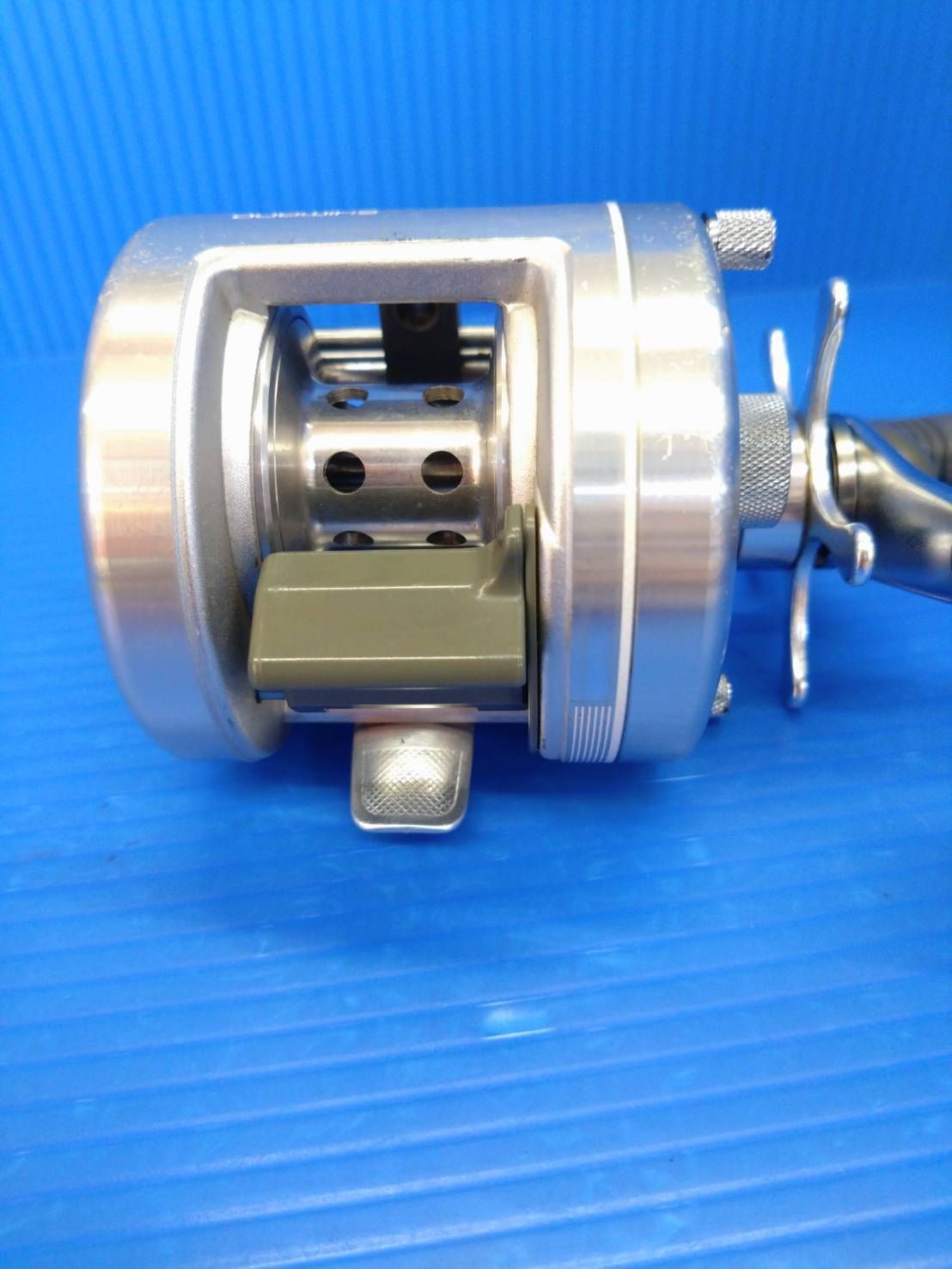 日本製 シマノ カルカッタ 200 RH332 ベイト 右巻き 駆動良好