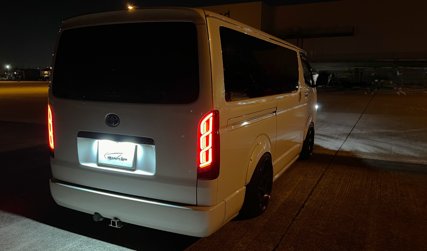 【BKMより完全新作！！】 Attirantシリーズ 200系ハイエース用 LEDテールランプ レッドレンズ シーケンシャル・専用アプリ・アクション機能搭載 Eマーク取得済み  1年保証付き TRH2##/KDH2##/GDH2##系