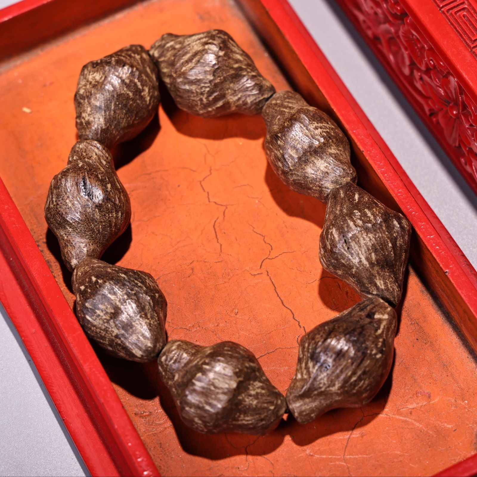 旧家蔵出し 沈む香木製 細密彫 手串 花卉紋 漆器箱付 根付 裝身