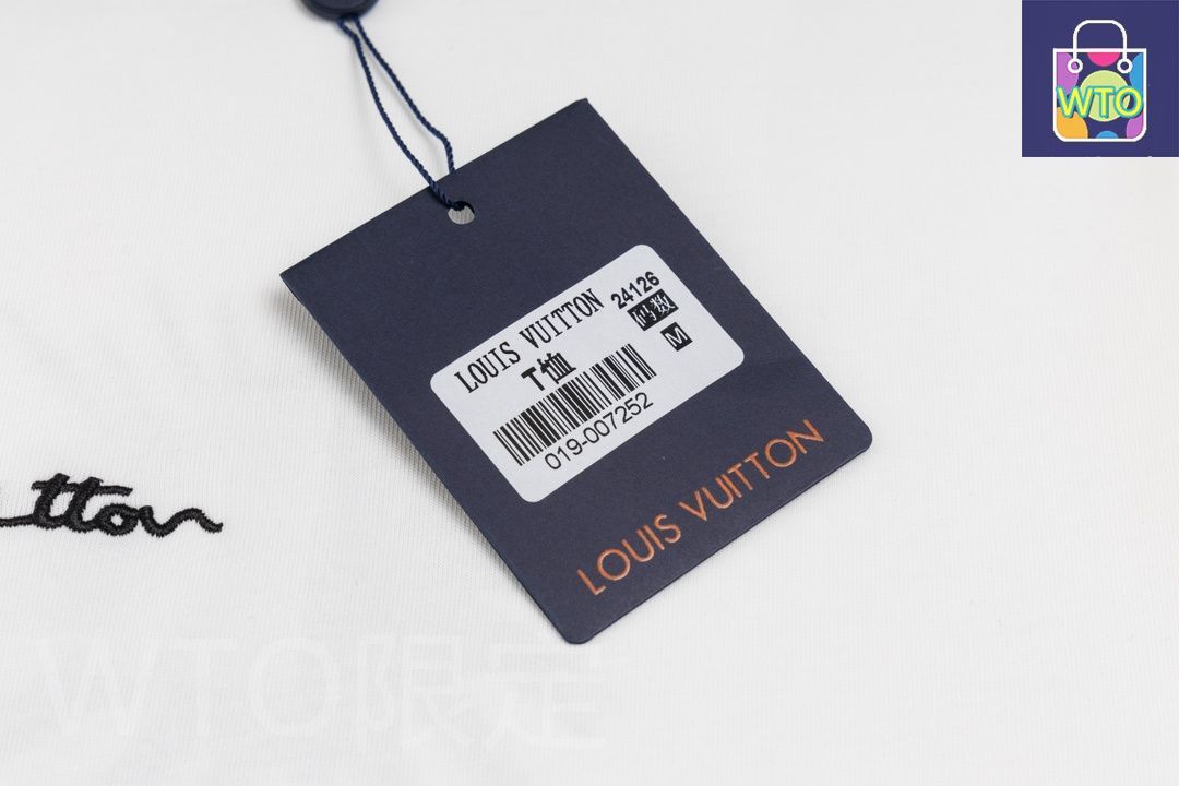 Monogram 柄のプリントは