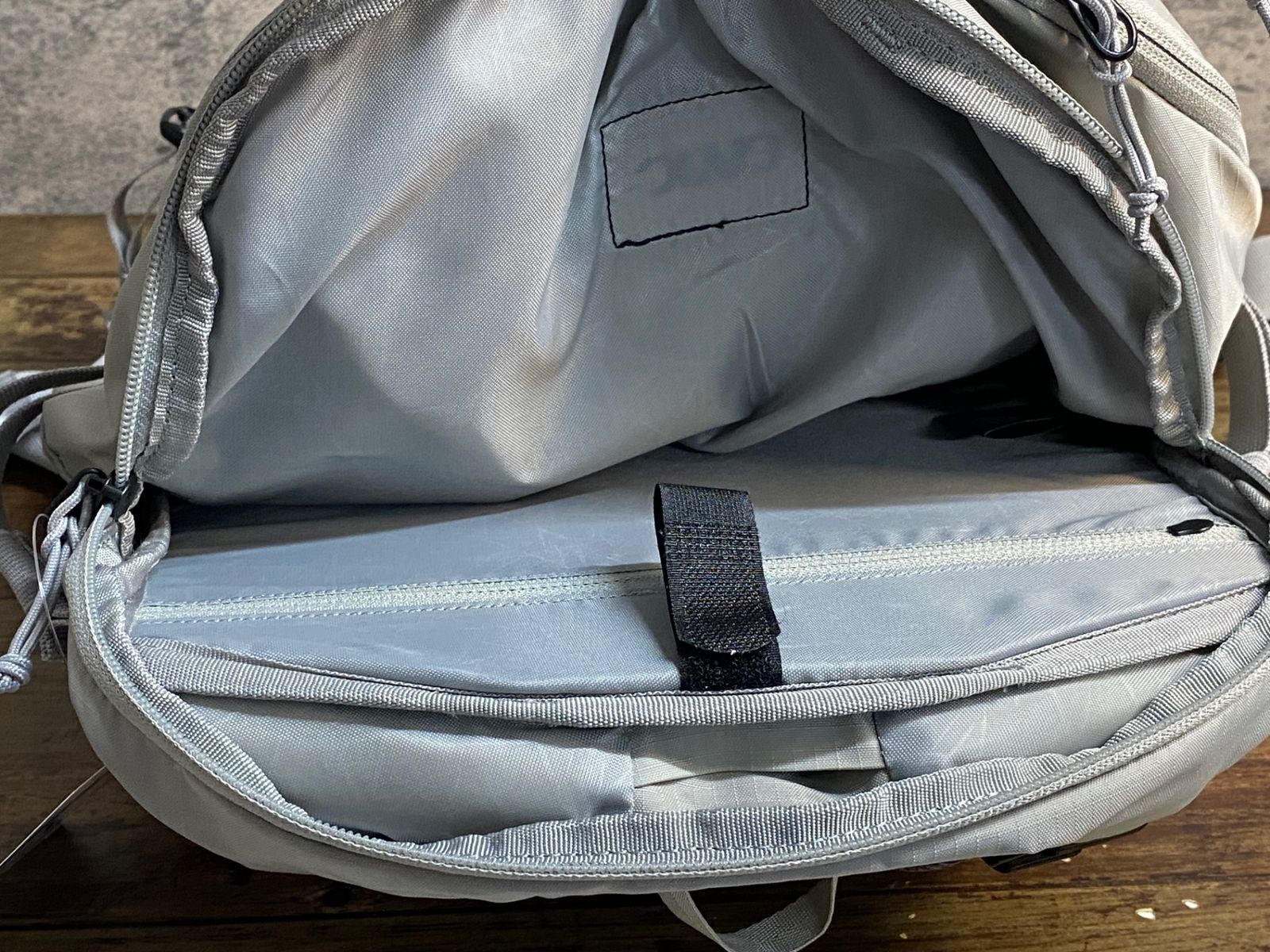 バックパック グレー