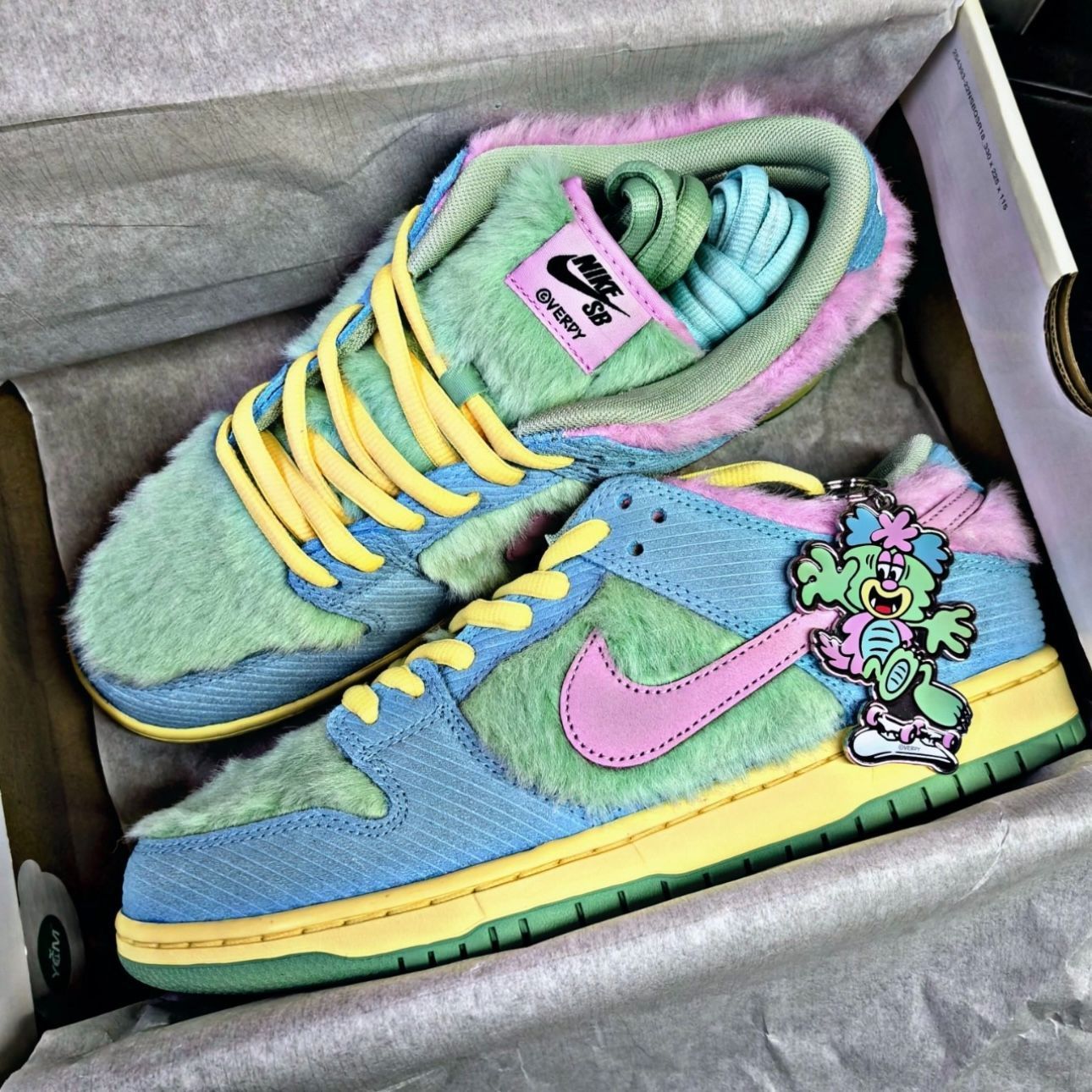 VERDY × Nike SB Dunk Low Pro QS「ビスティ/ブルーゲイズとエナメル 