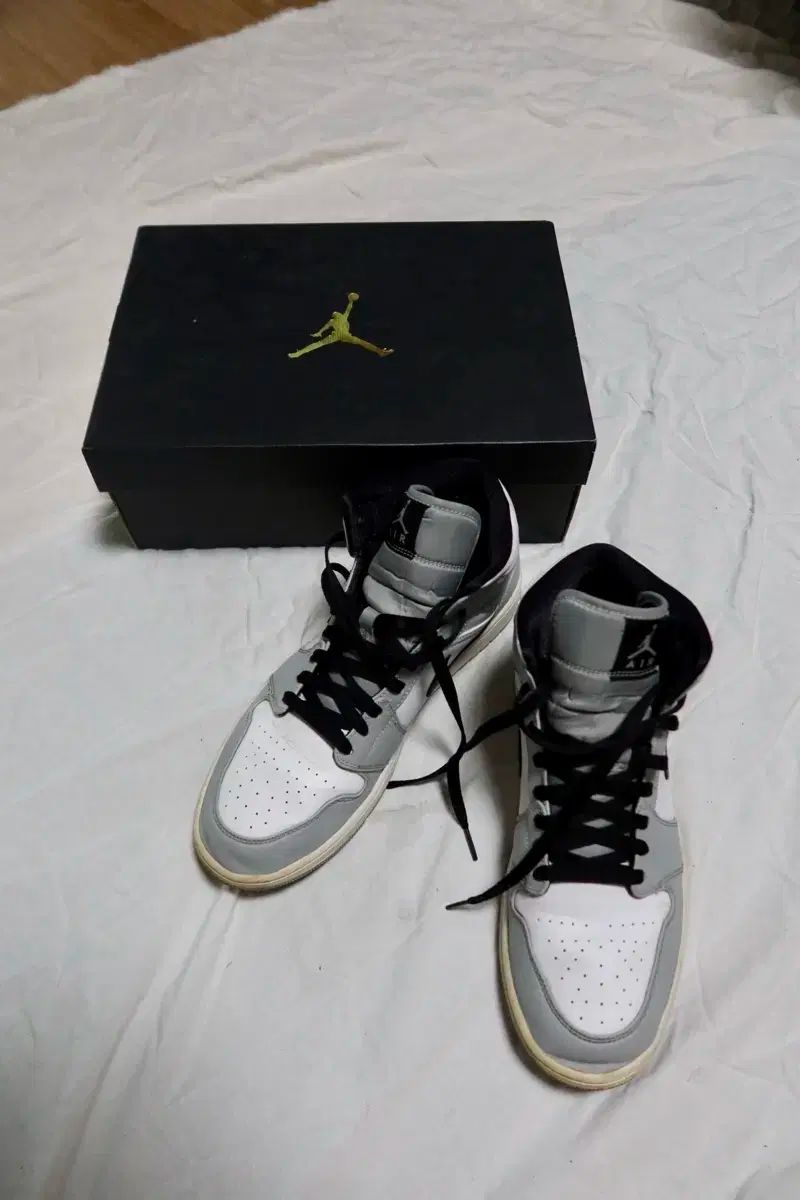 ジョーダン 1 ミッド ライト スモークグレー ( 295 ）