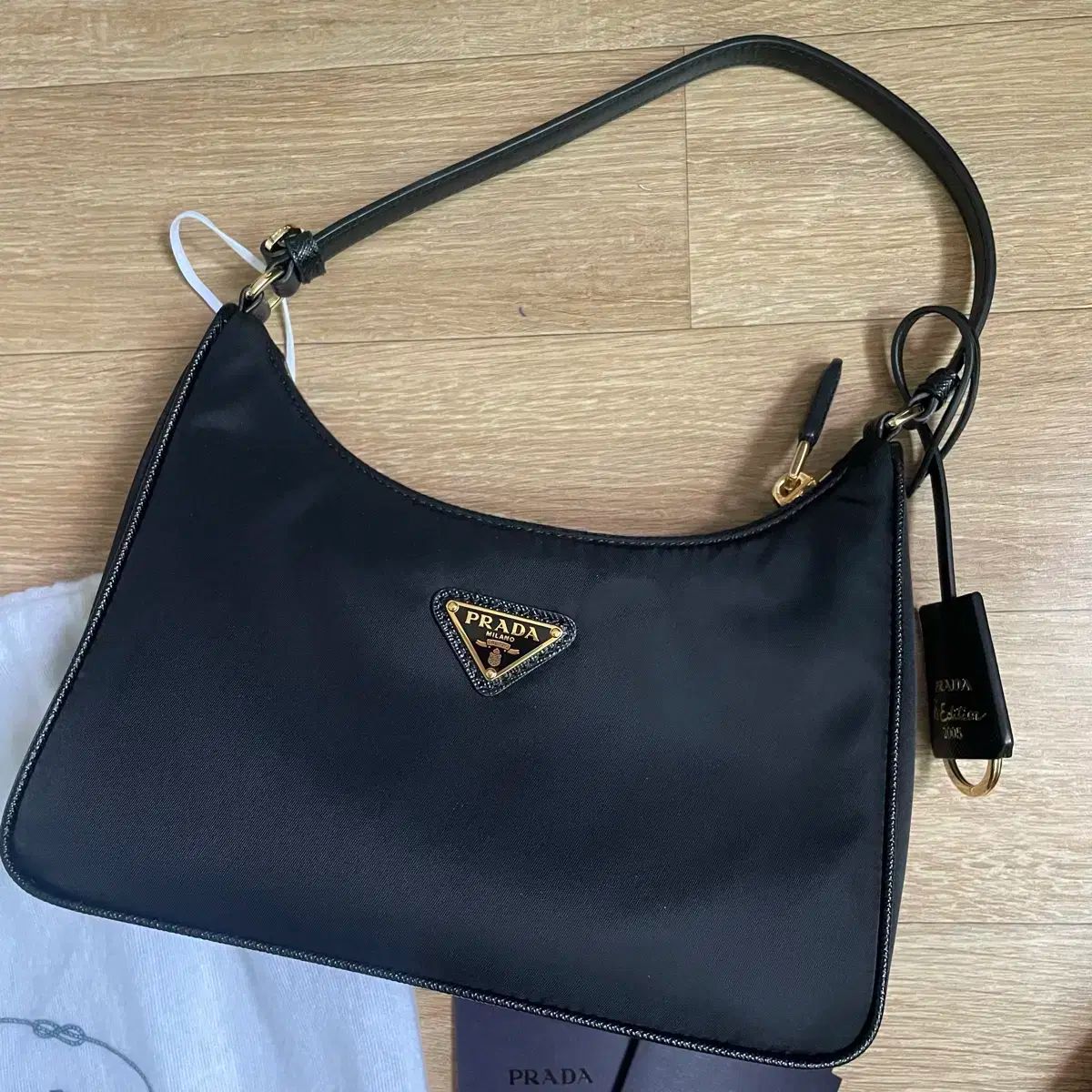 新品 PRADA(プラダ) ホーボーバッグ Re-Edition リエディション