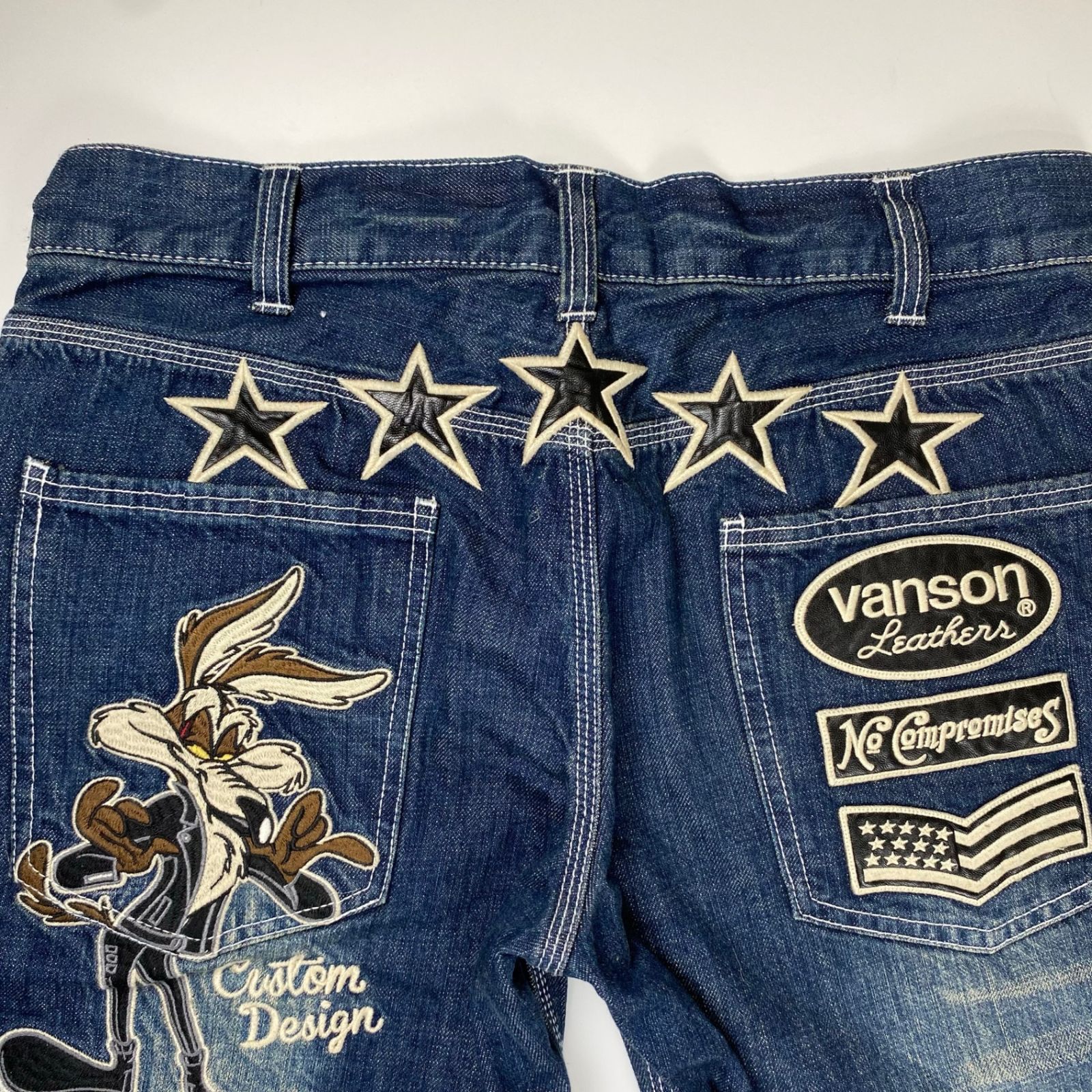 VANSON × LOONEYTUNES コラボ 刺繍 デザイン デニム パンツ vanson × LOONEY TUNES / デコレーション デニムパンツ 刺繍 ワッペン