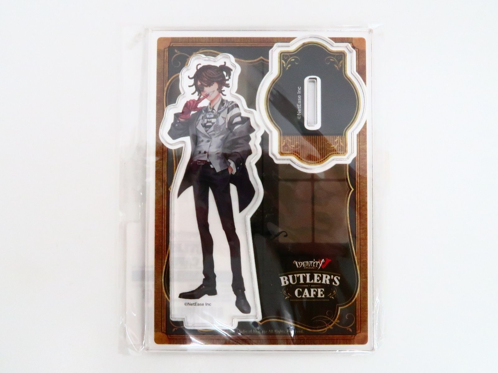 第五人格】囚人 アクスタ ネームバッジ【BUTLERS CAFE】 - メルカリ