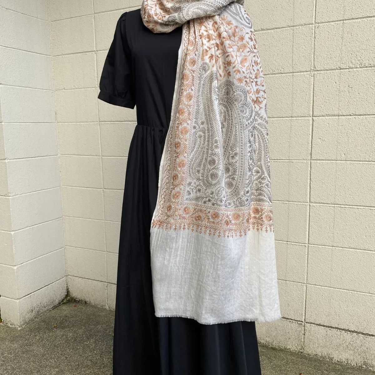 シルクウール刺繍ストール】インドの職人による手仕事でひとつひとつ 