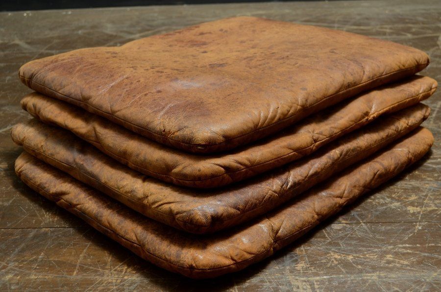 古い革座布団