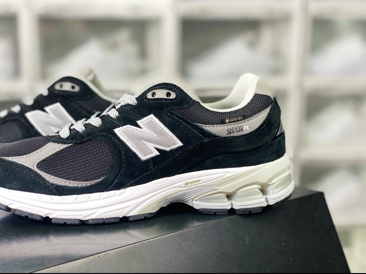 新品未使用 New Balance ニューバランス 2002R メンズ
