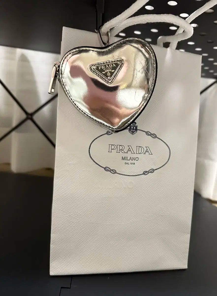 PRADA ハート キーリング - メルカリ PRADA ハート キーリング - メルカリ