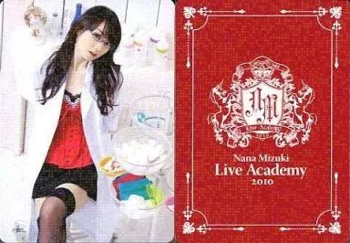 コレクションカード(女性)/LIVE　Academy　2010　グッズ購入特典NANACA　水樹奈々/衣装白衣・赤・足組・パラレル仕様/レアカード/LIVE Academy 2010 グッズ購入特典NANACA 中古】コレクションカード(女性) 水樹奈々/衣装白衣・赤・足組