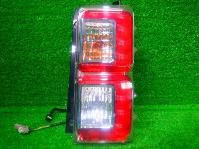 LA700A ピクシスメガ 右テールランプ 143366
