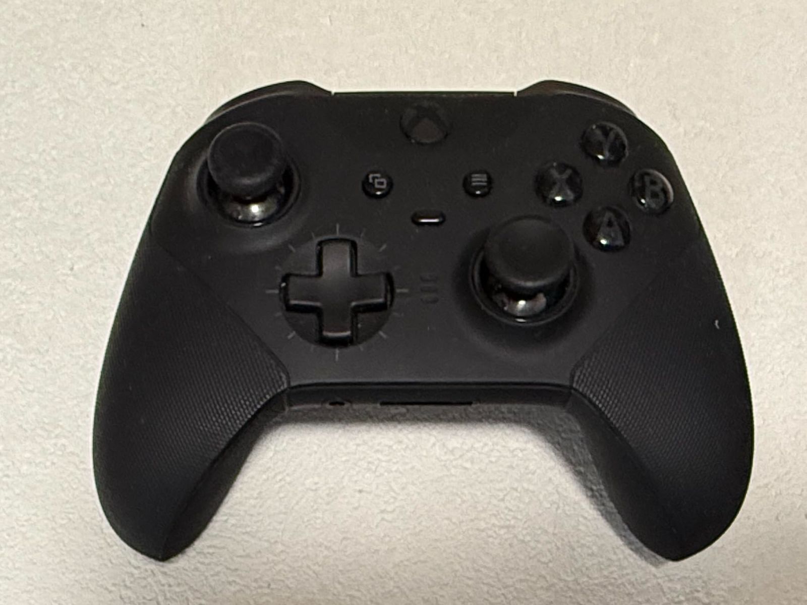 XBOX Elite ワイヤレス コントローラー シリーズ 2 – Core | XBOX 