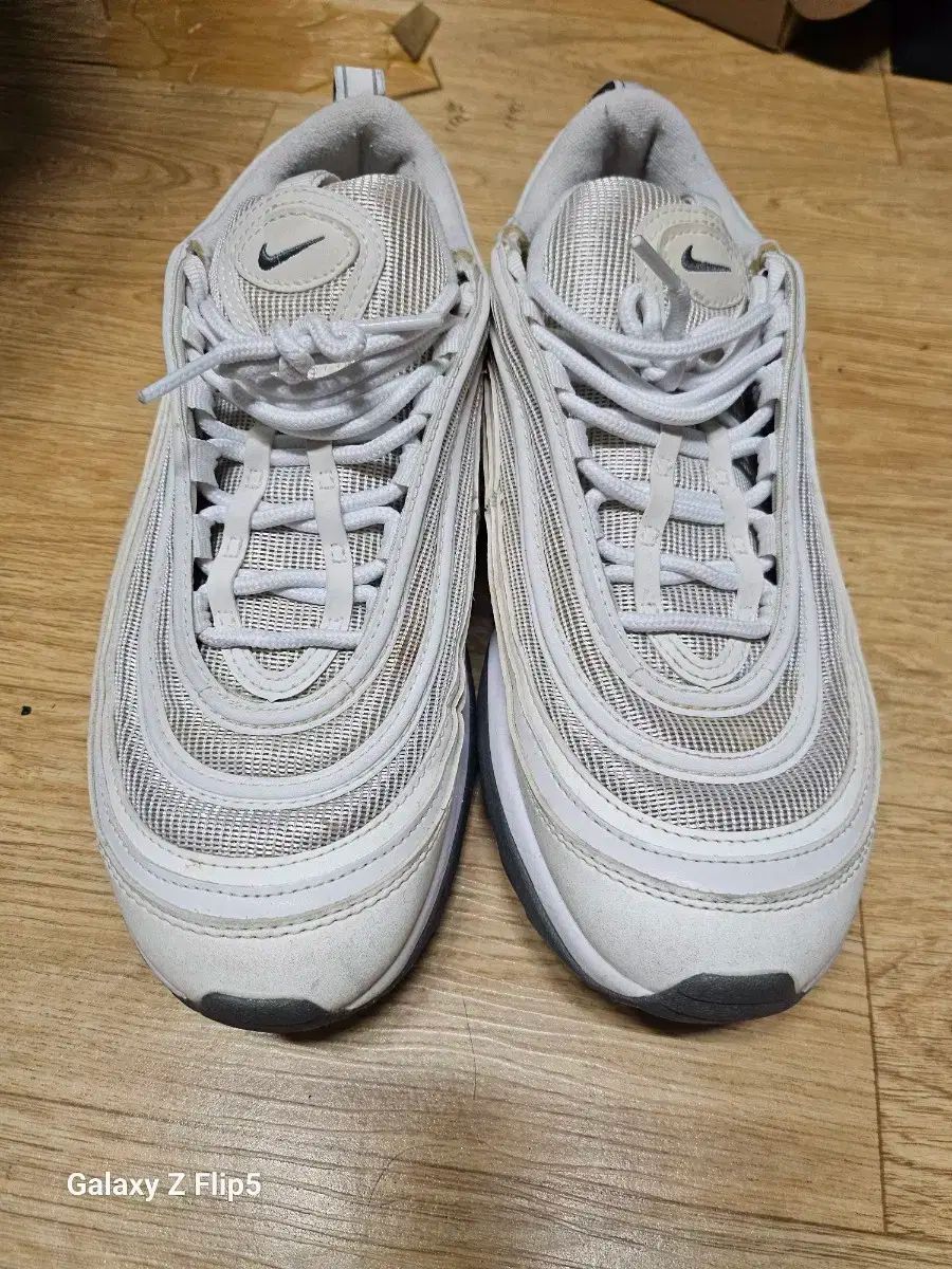 NIKE
