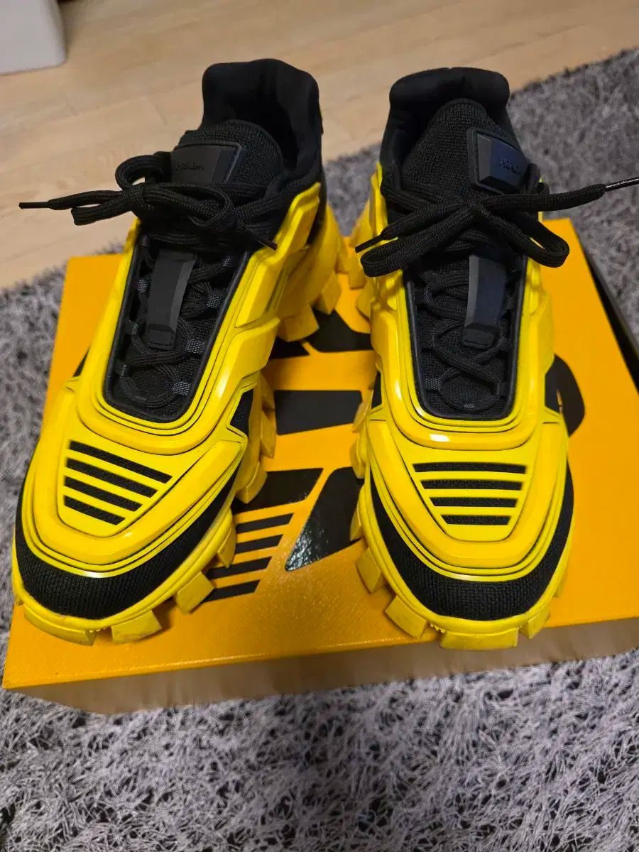 PRADA(プラダ) クラウド バースト サンダー Uk9