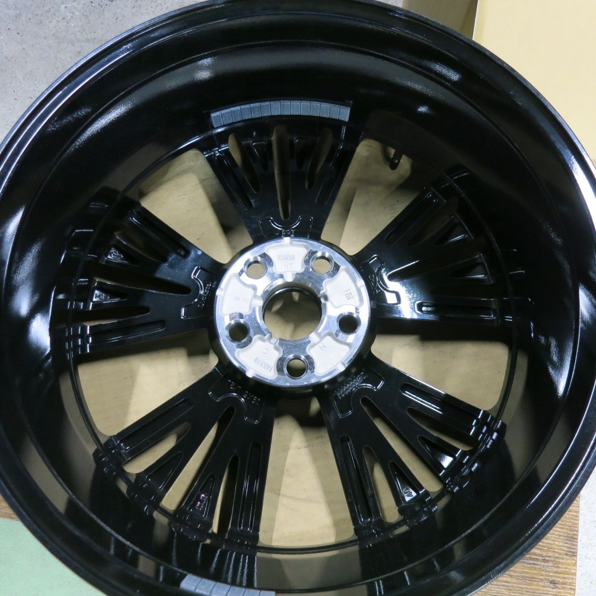 送料無料 新車外し 1本 60プリウス 19インチ トヨタ純正ホイール#1303 c*u様 美品 トヨタ 60プリウス 19インチ 新車外し 純正ホイール