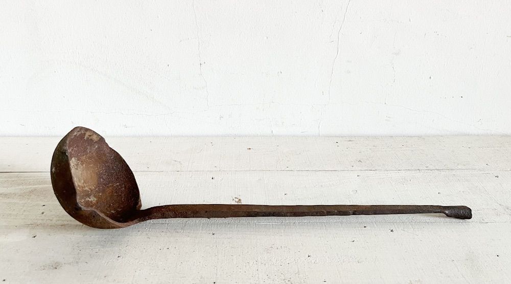 フランスアンティークアイアンレードル３ アトリエカフェインテリアショップコーディネート店舗内装建築住宅空間デザインディスプレイ錆古物西洋骨董オブジェ