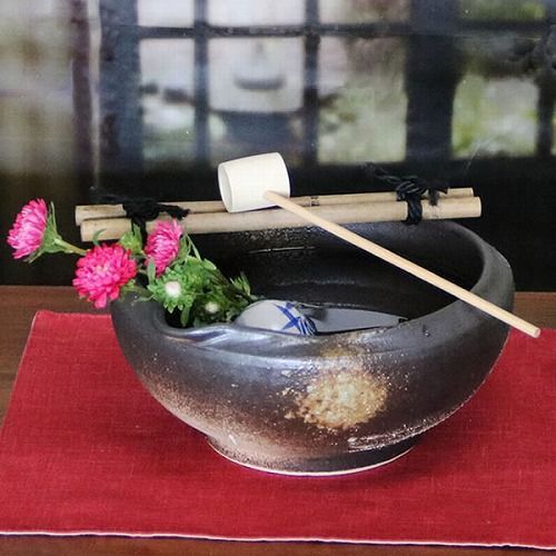 信楽焼 陶器 手水鉢 和風 メダカ鉢 金魚鉢 水鉢 窯肌ハケ目つくばい 竹 柄杓 浮き球１個付き tu-0012