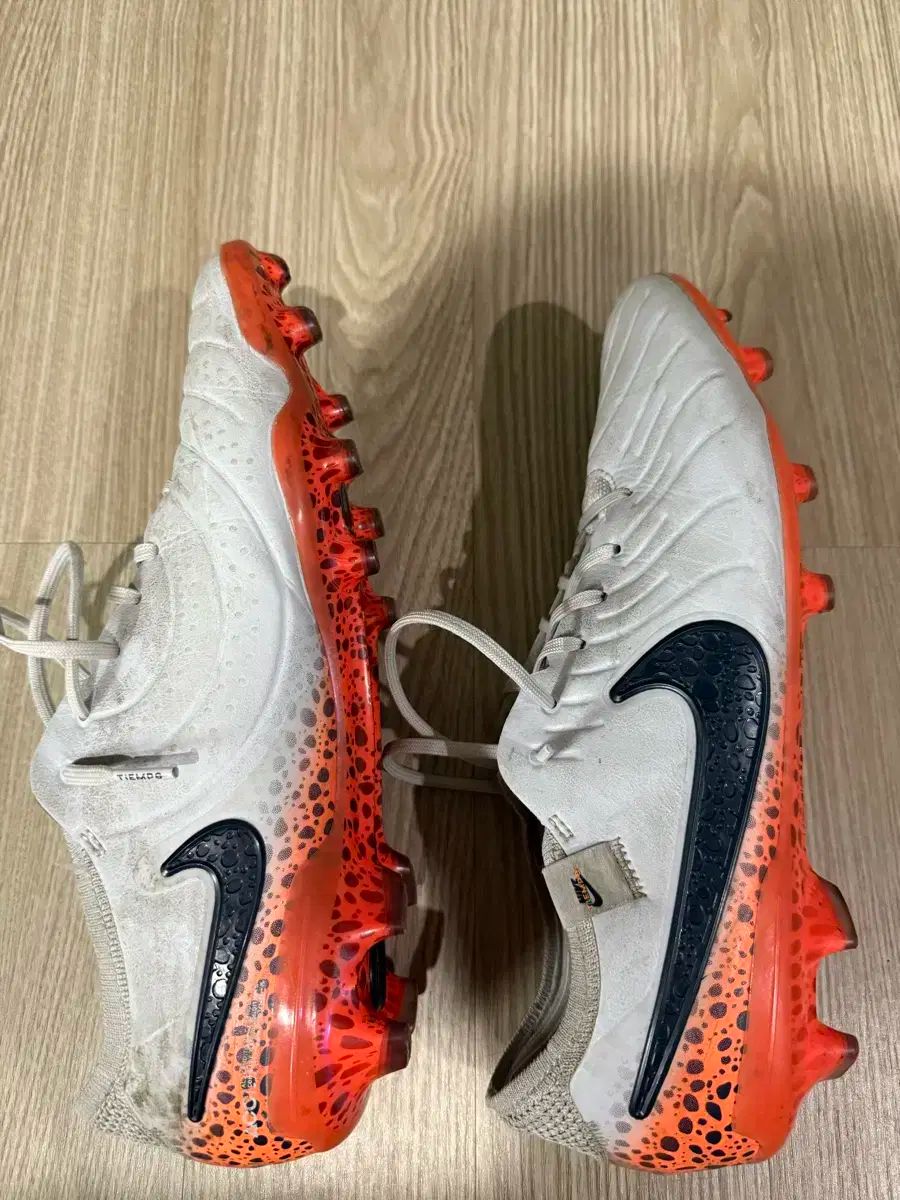 希少価値有り　鑑賞用サッカーボール　イングランド　NIKE 13cm NIKE イングランド代表 2022 ストライク 5号球(ホワイト×ブルー