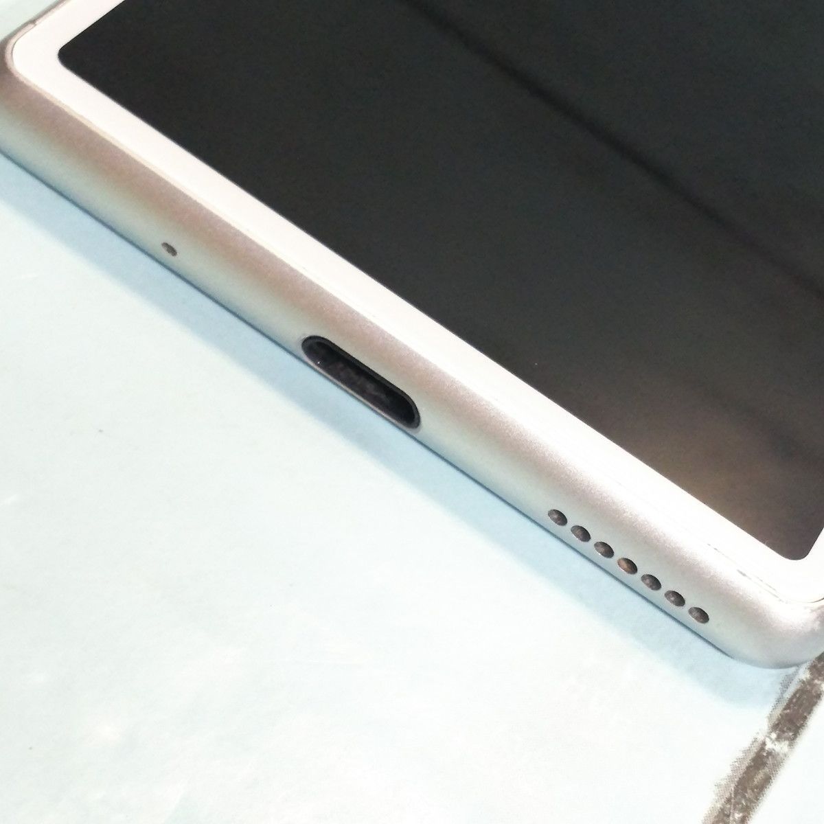 送料無料】UQ mobile Xperia 8 SOV42 ホワイト 本体 白ロム SIMロック 