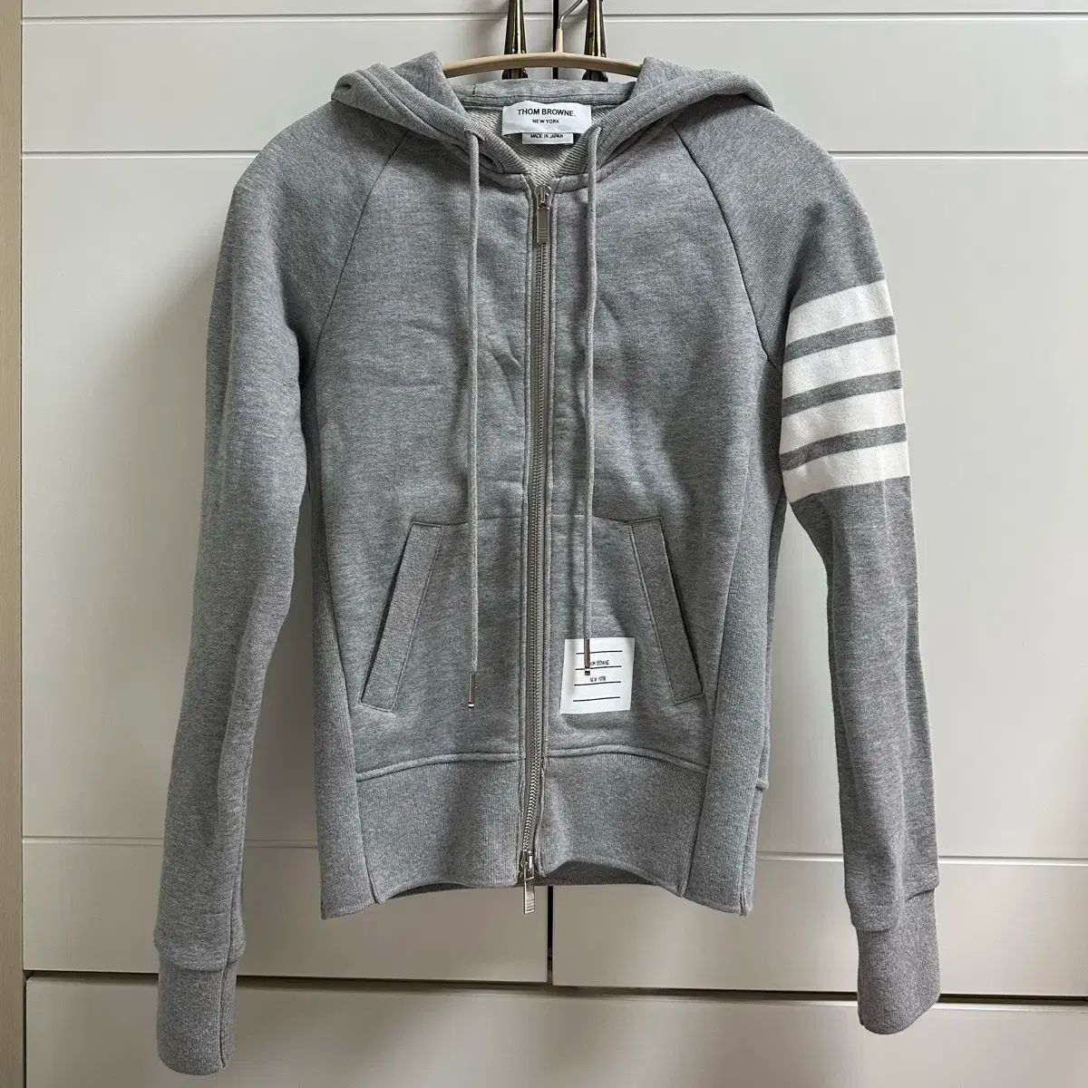 本物の 38 W Thom Browne トム ブラウン ループバック ジャージ 斜めアームバンド レディース グレー ジップアップパーカー フード付き