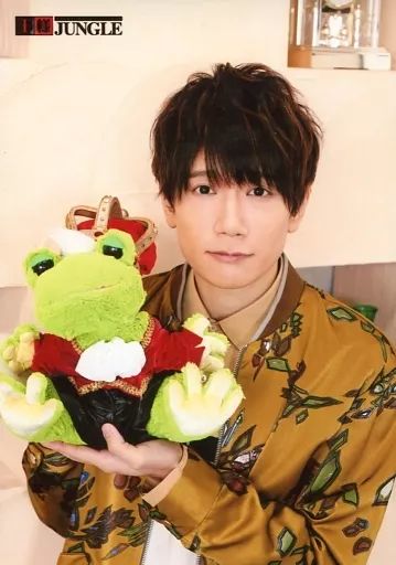 中古】生写真(男性) KENN/上半身・衣装茶・両手カエルのぬいぐるみ